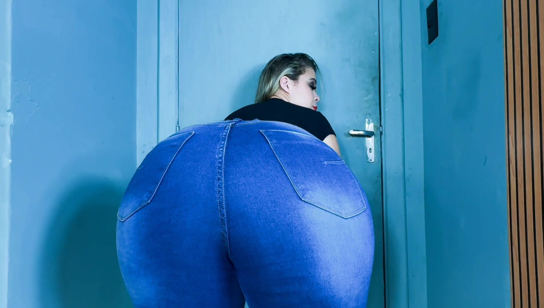 Rosalia Farts in Jeans