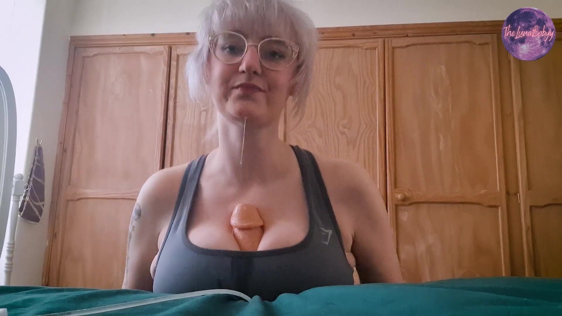 Lunababyy Titfucks a Dildo