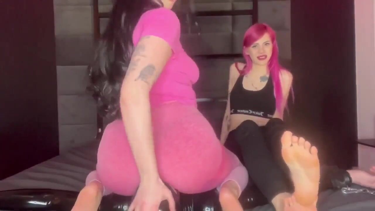 Kiro Queen - Facesitting and Breath Play With Latex Slave
