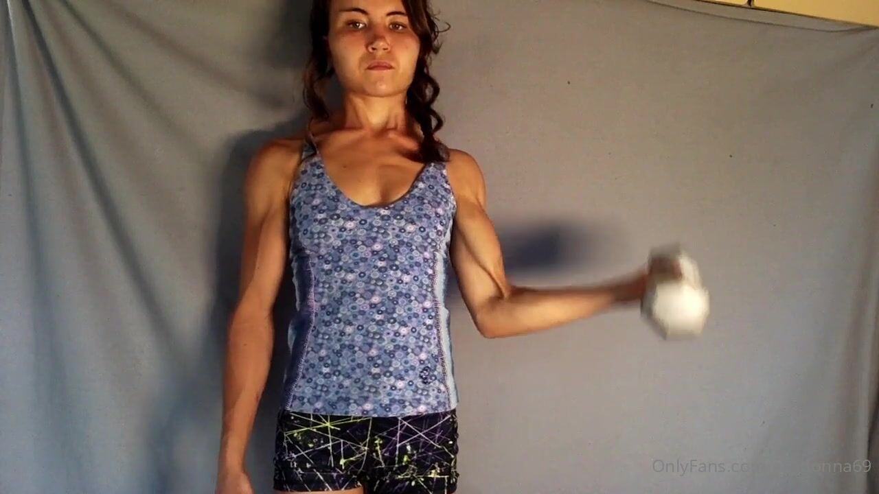 Ella Donna bicep curls