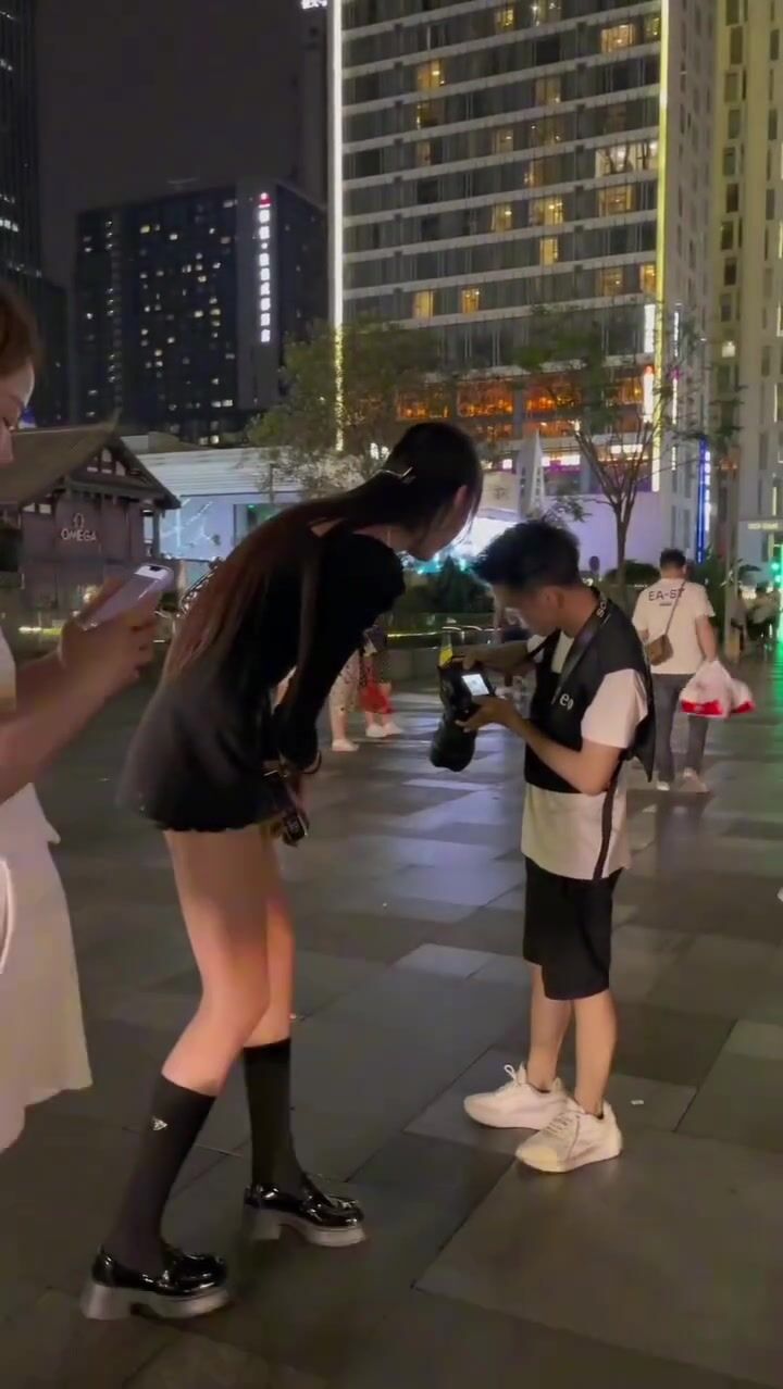 Street snapshot of a tall Chinese beauty in Chengdu