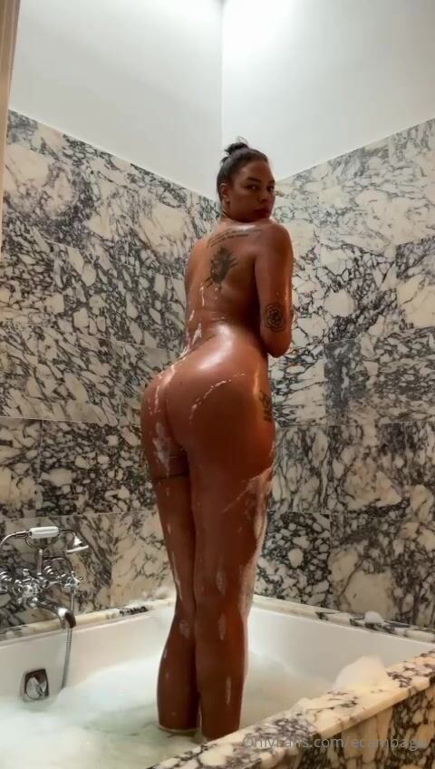 6'8 Liz Cambage (ecambage) Nude, Showing Big Ass and Big Feet