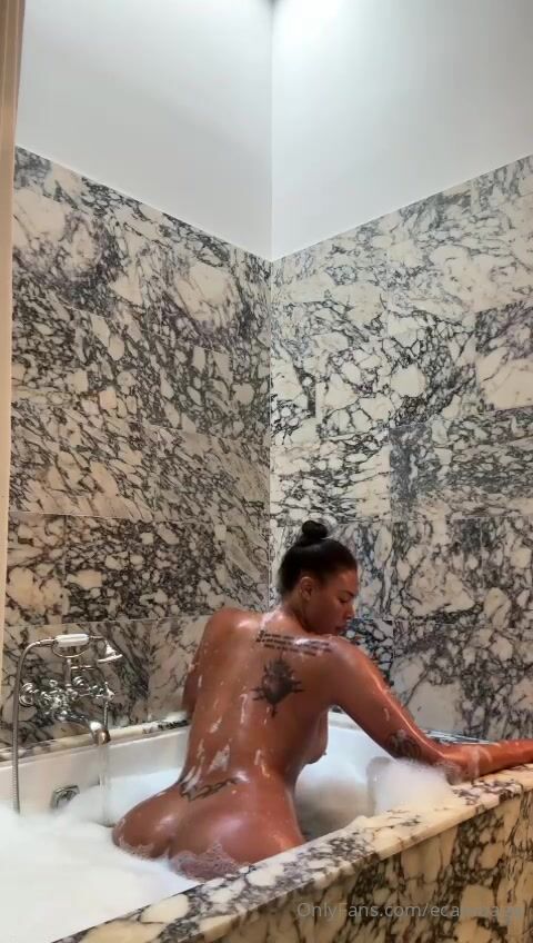 6'8 Liz Cambage (Ecambage) Twerking in Bathtub