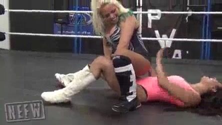 Hania vs Solo (Chelsea Green referee 2vs1)