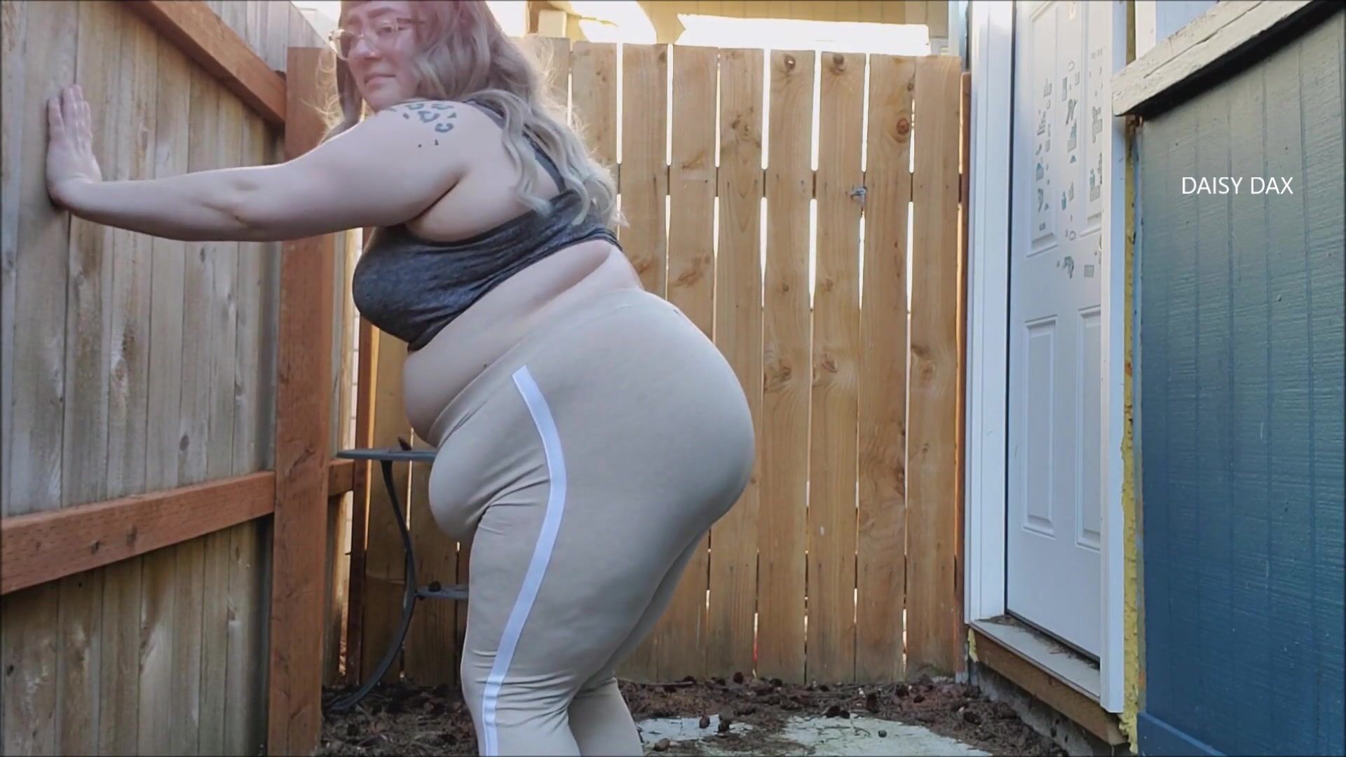 Daisy Dax - Daisy Pees while the Neighbor Sees