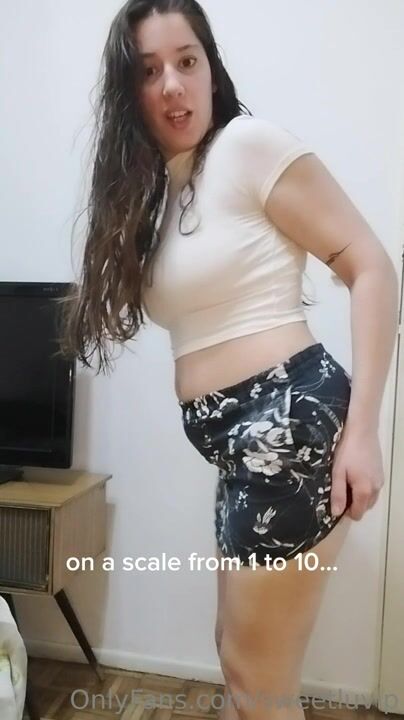 Lucia - Farting - I empty my ass before going out to dinner