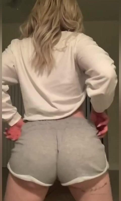 Blonde PAWG showing off