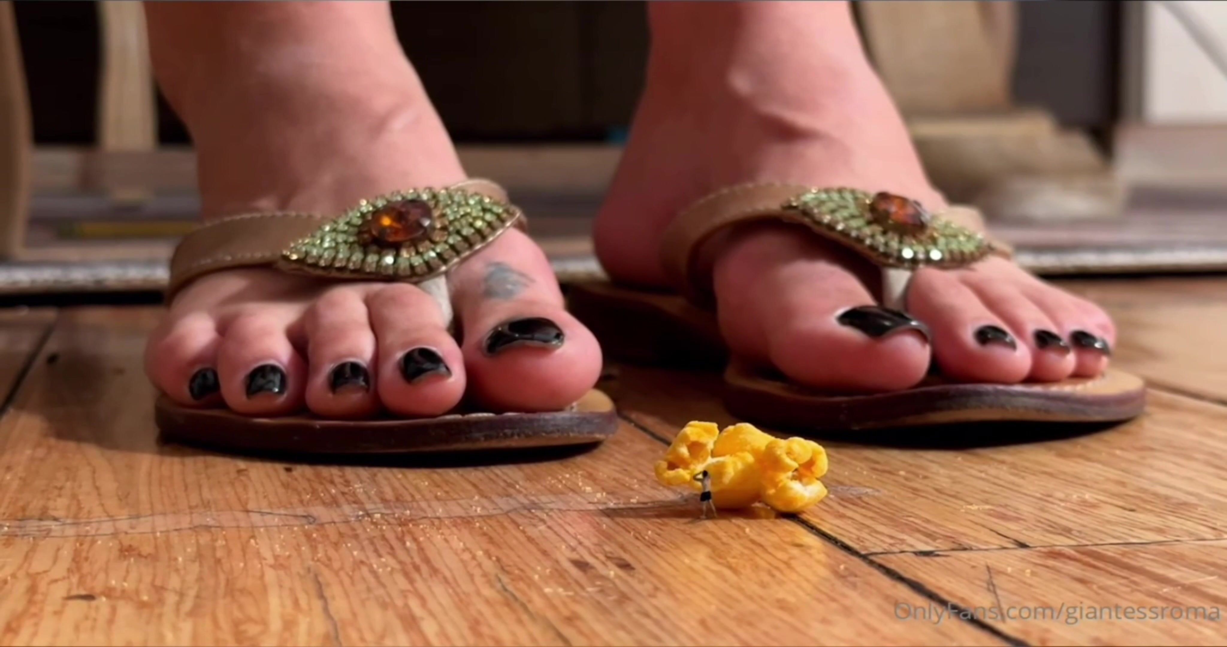 giantess roma roomies