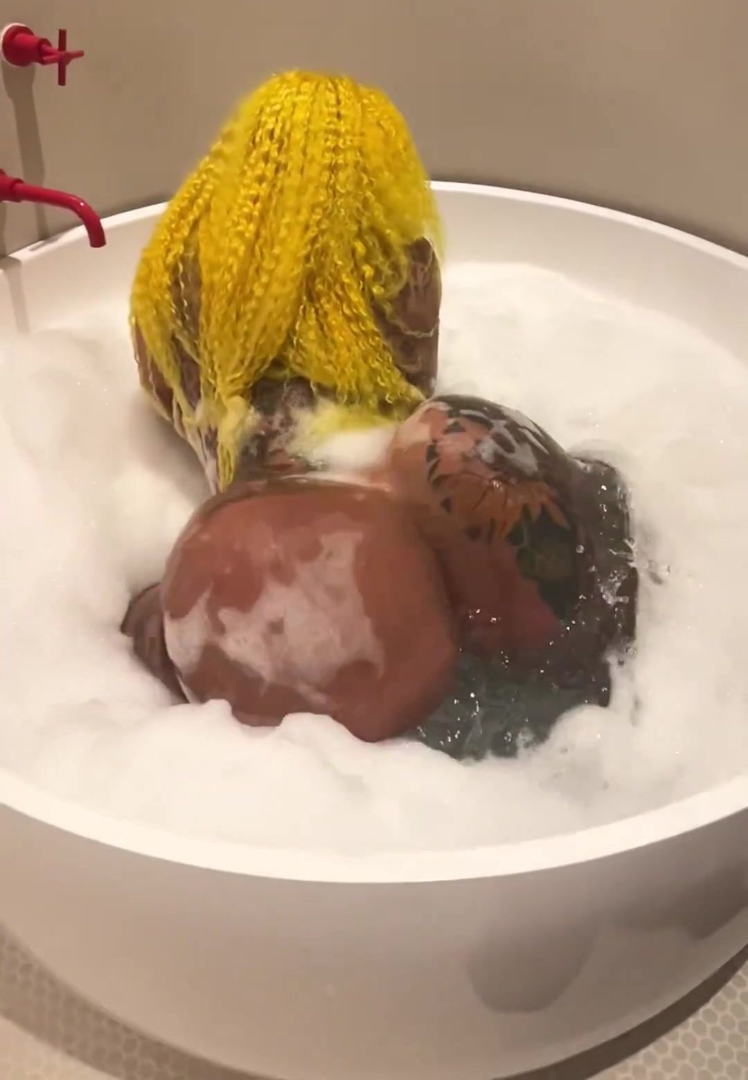 Bunz4ever bathtub twerk