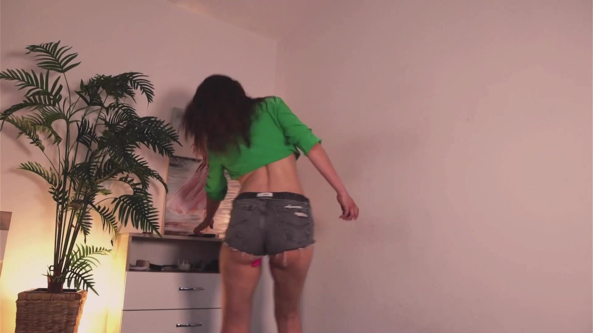 MissLullu dancing