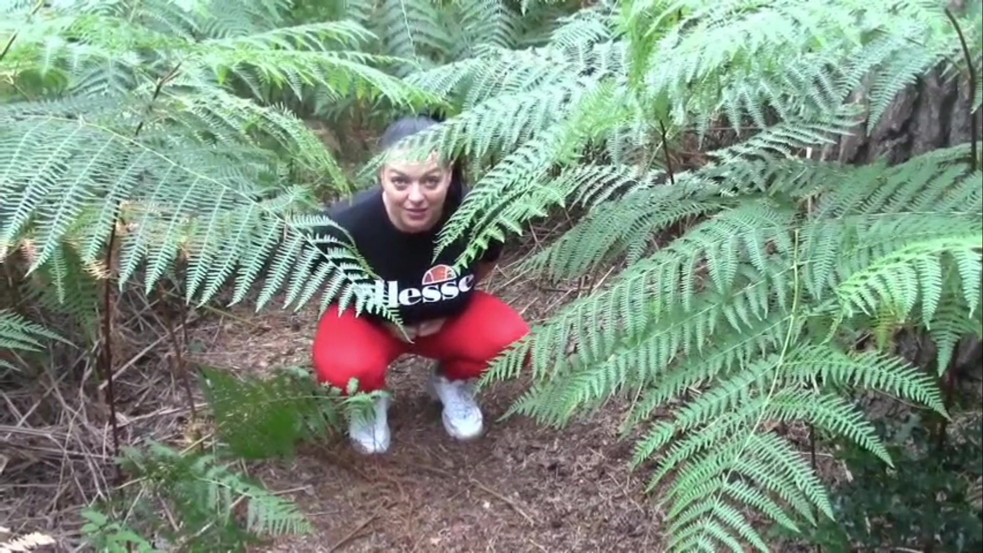 Evamarie public farts in red leggings look at description