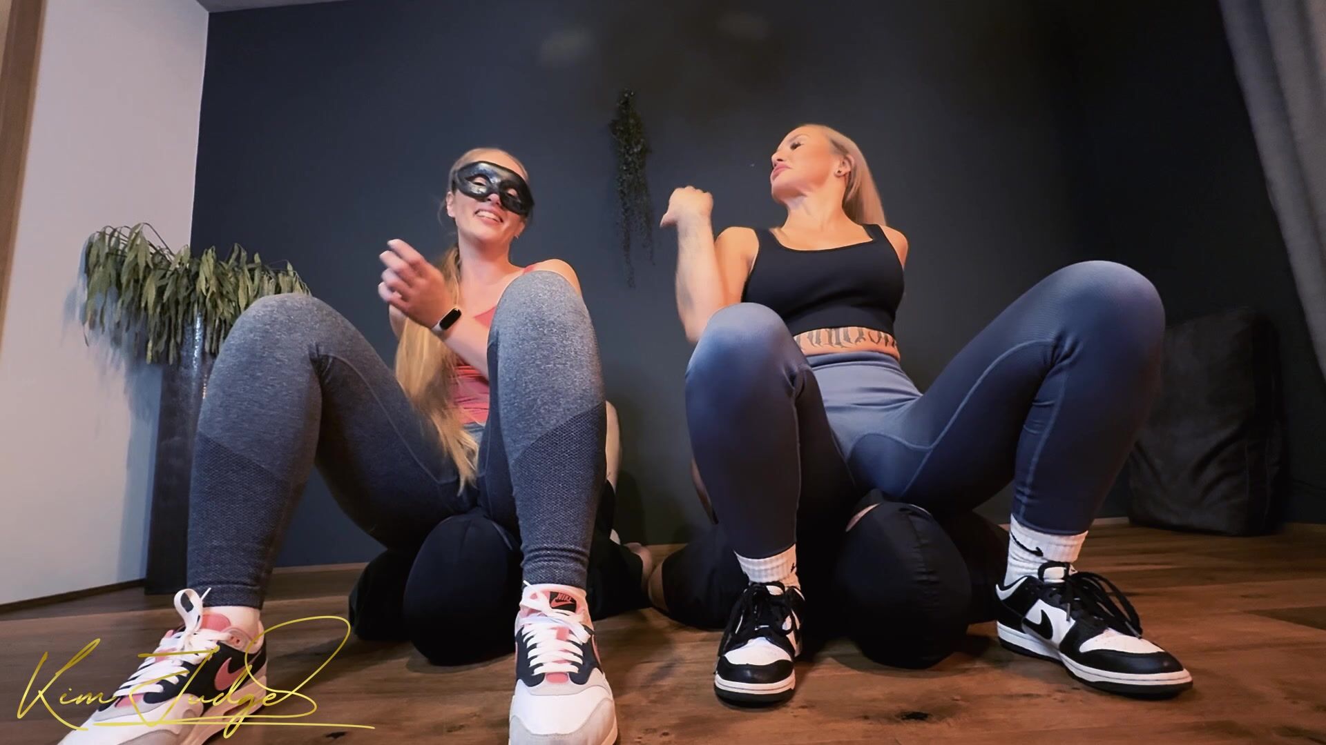 Facesitting legging kira gold, lady nora and kim judge