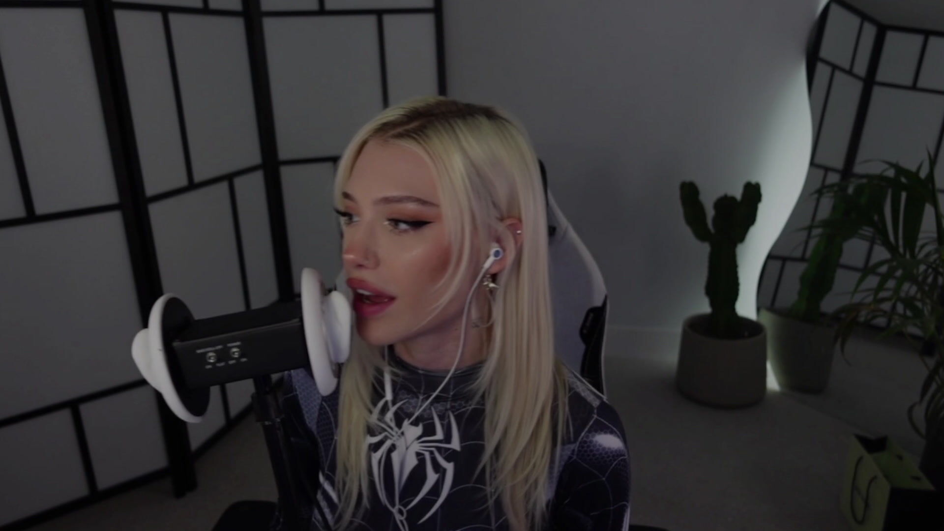 ASMR venom countdown licking Tsyria