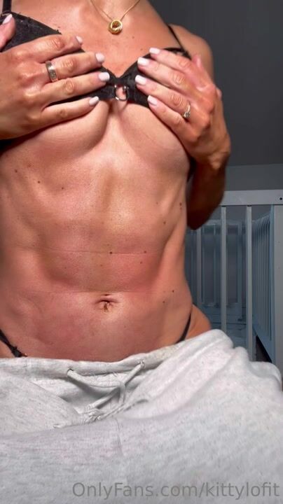 muscular goddess kittylofit insane 6pack abs flexing and punching video