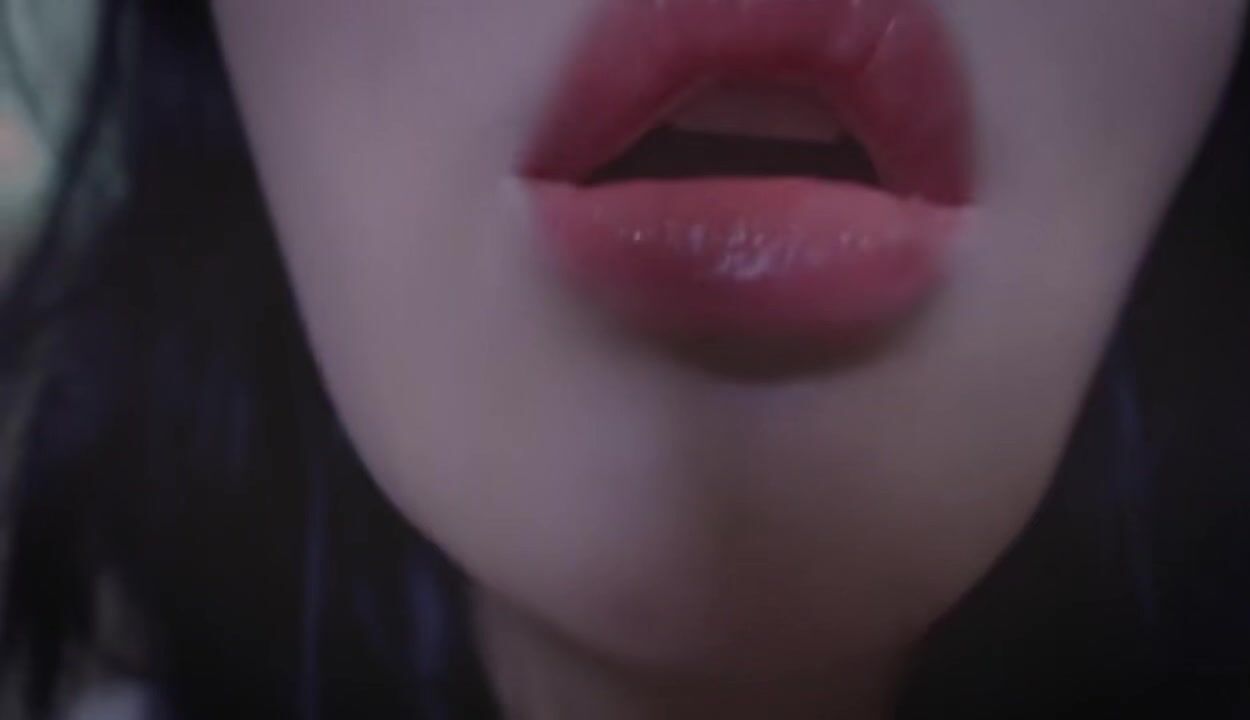 Nareun kissing licking