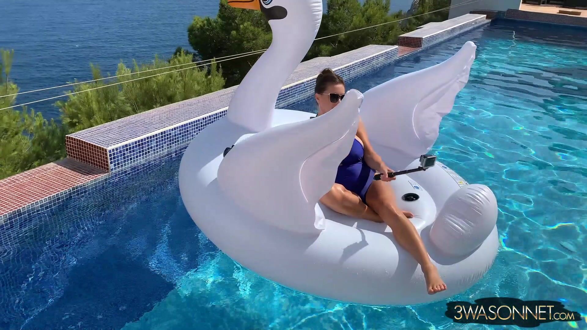3waSonnet - 247-2021.10.22-Enormous_Floats_Pool_Story