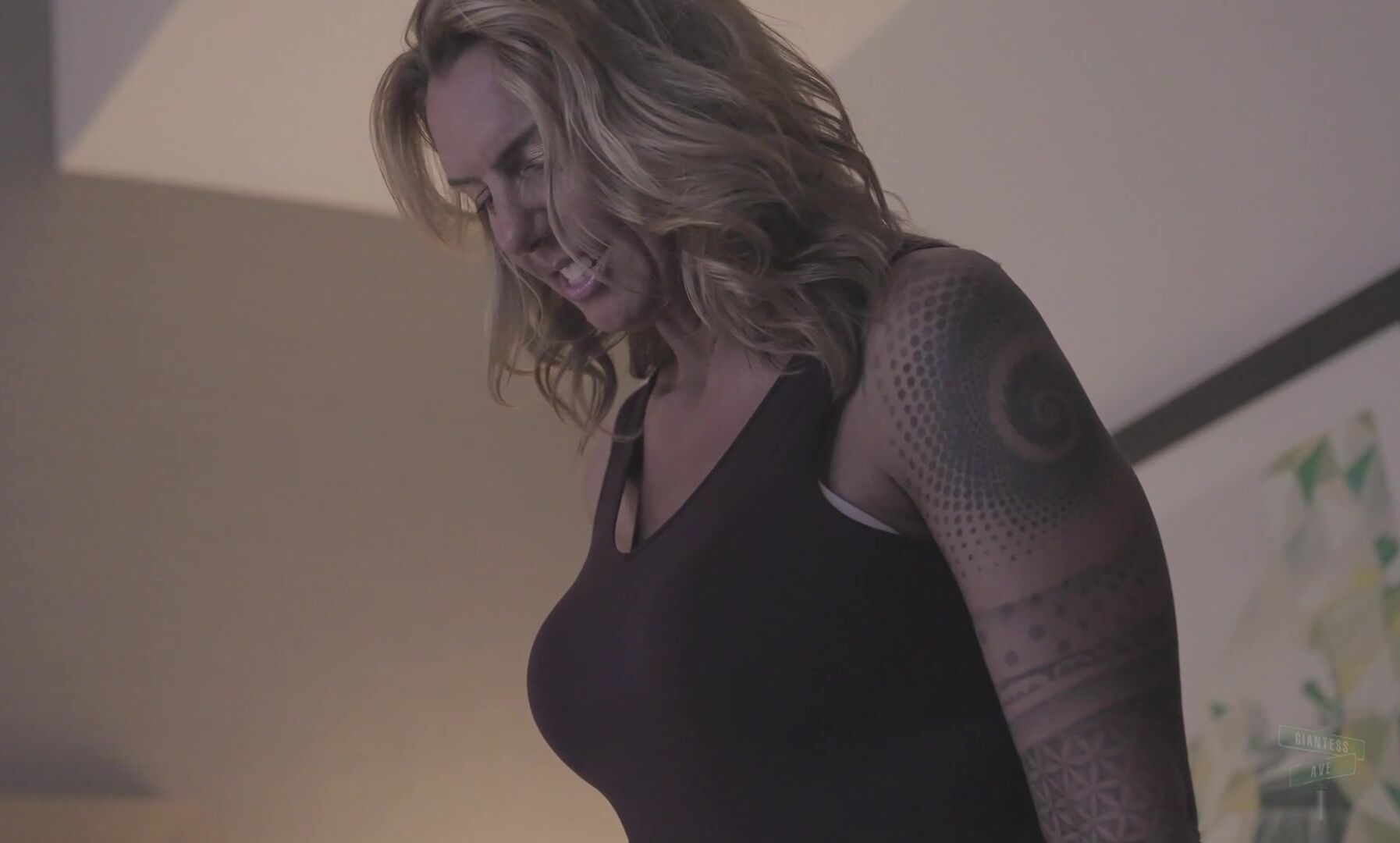 Giantess Mikayla Sessions