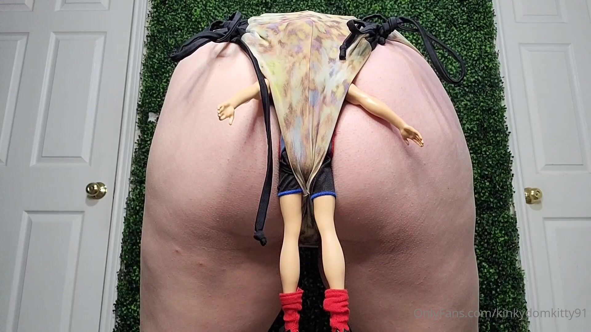 KinkyDomKitty giantess fart entrapment