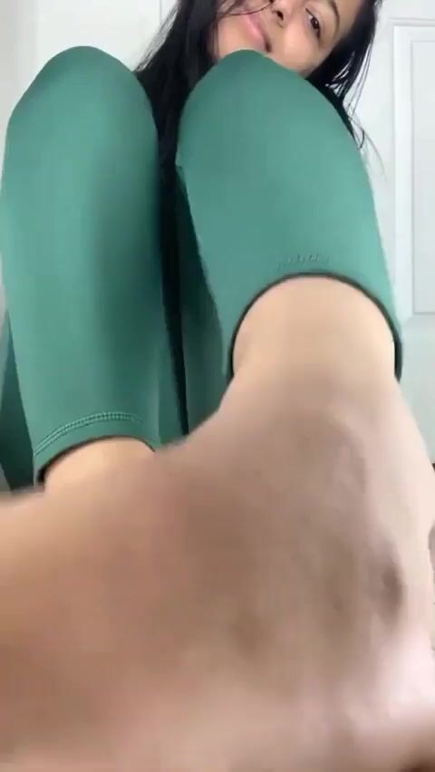 Lightskin white toes joi