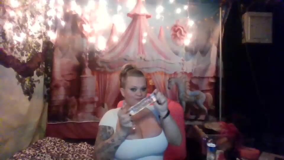Honeychambers sexy teasing titty twerk