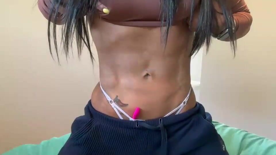Brazilianfitqueen posing sexy body muscle