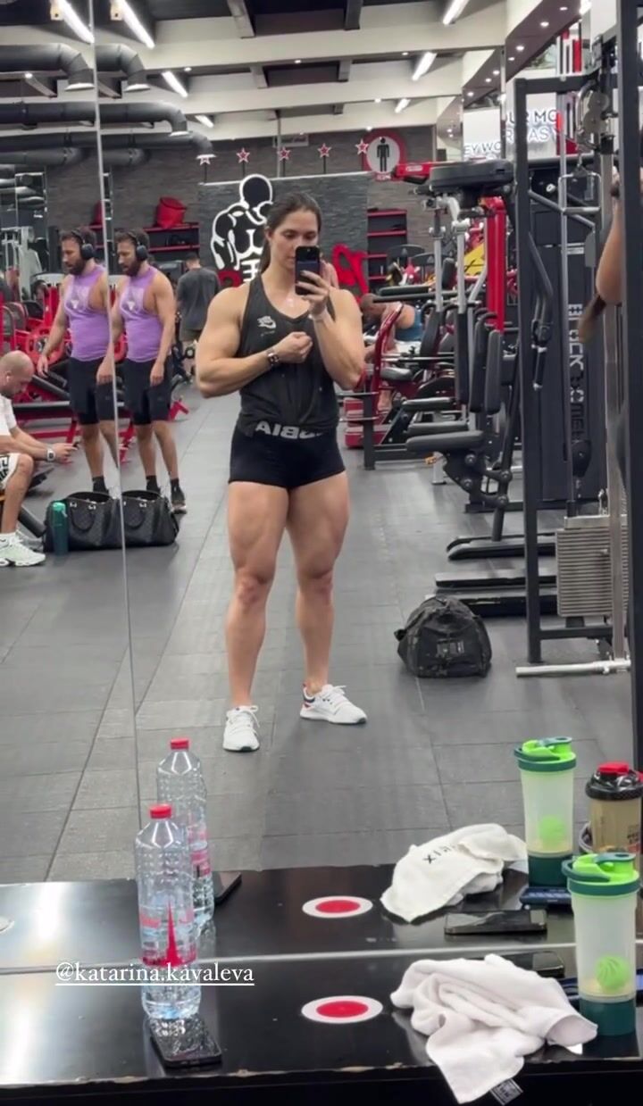 Giantess blocks big bodybuilder's view