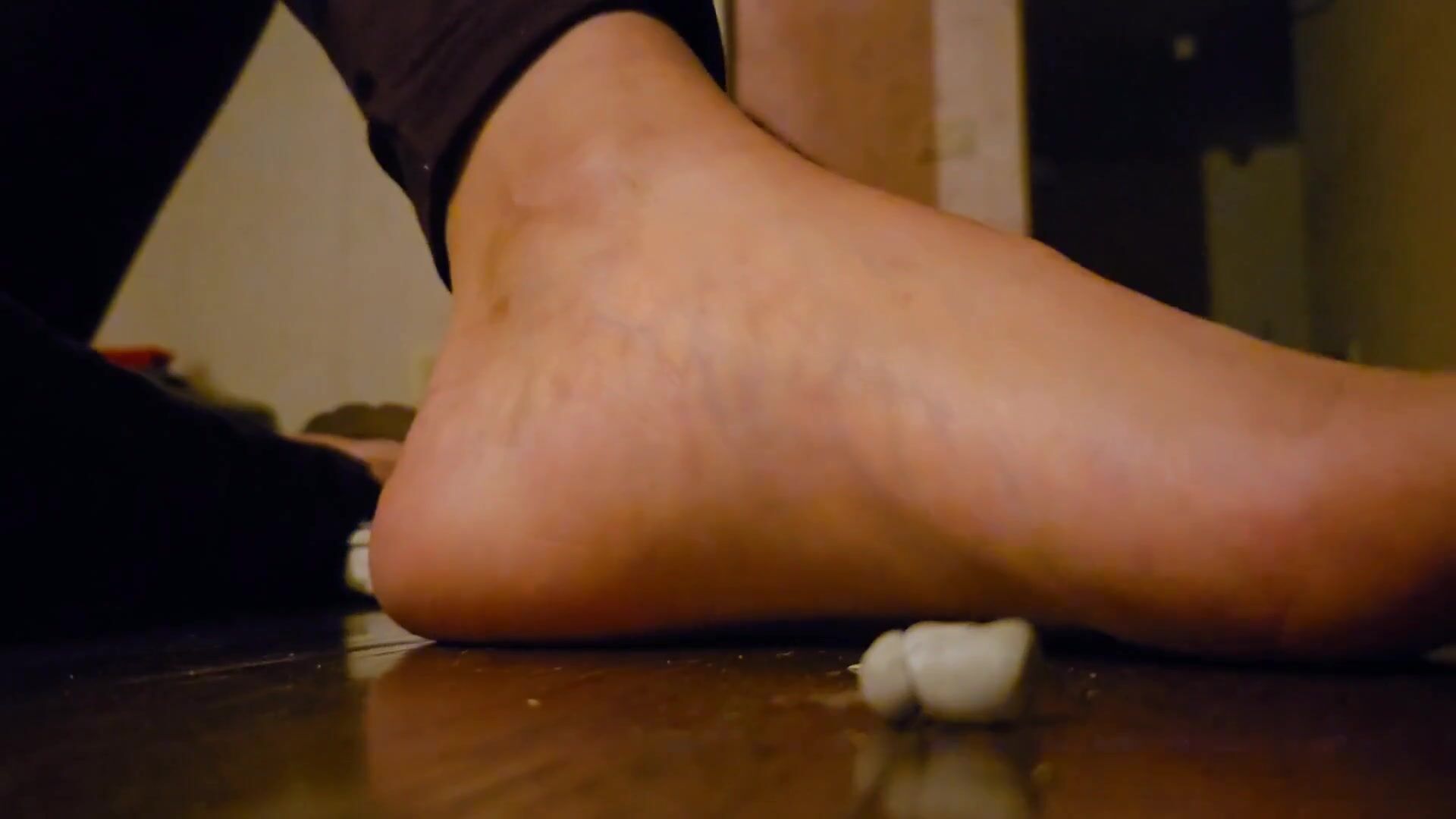 Giantess Cinnamon Crushes Tiny Clay Man