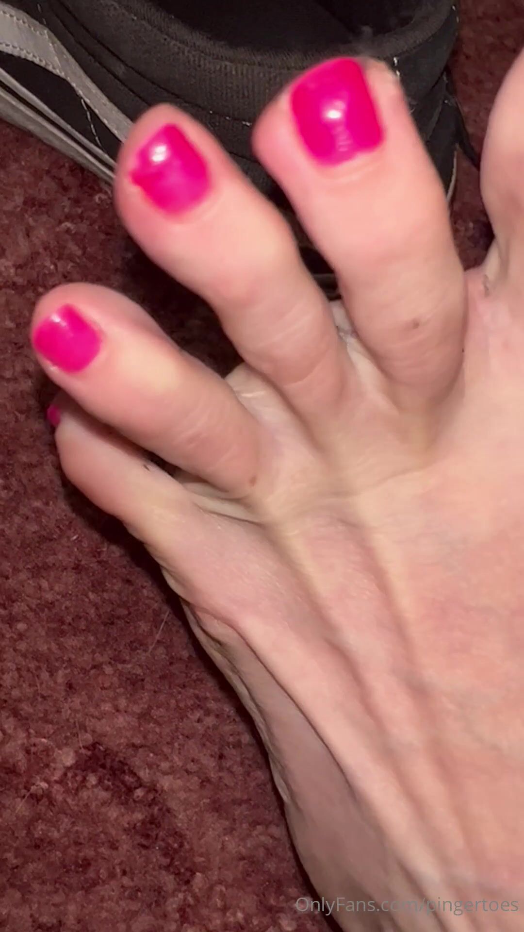 Pinger toes sock to bare soles