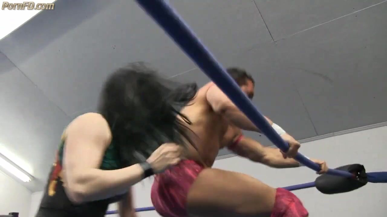 Femdom bearhug match