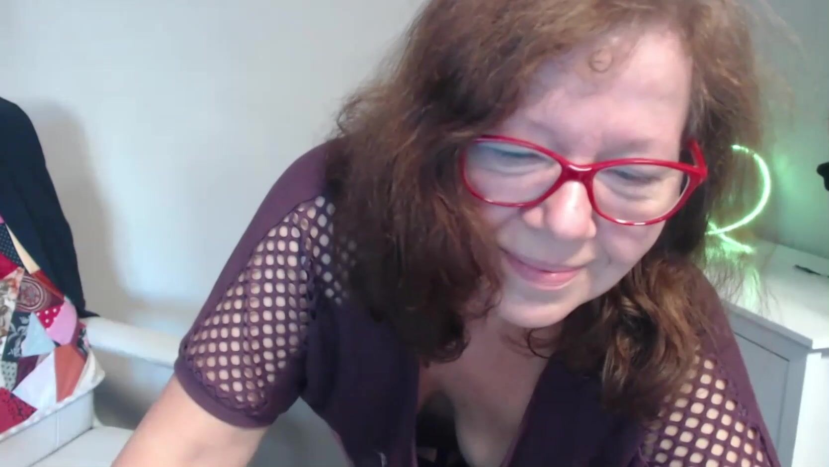 Adelewildx teases downblouse