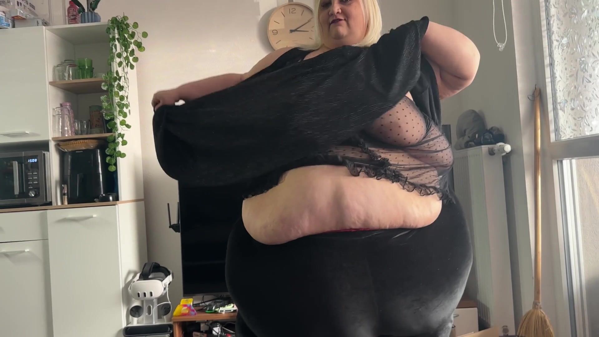 Doughbellygirl do a big streap tease