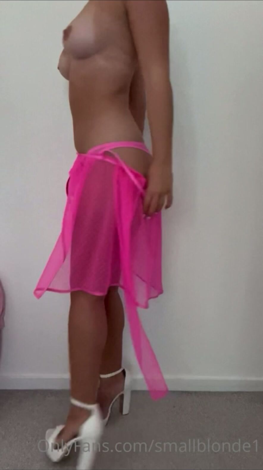 Smallblonde naked striptease