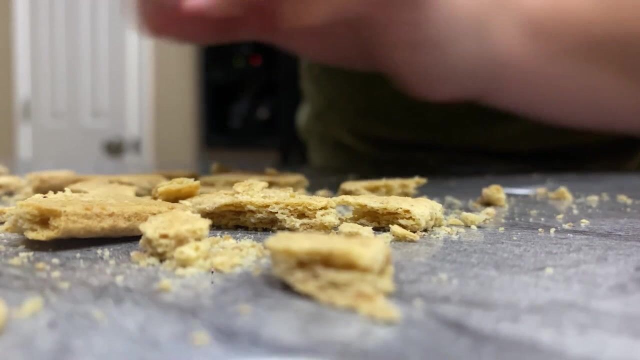 Giantess Lyra - Just a Crumb