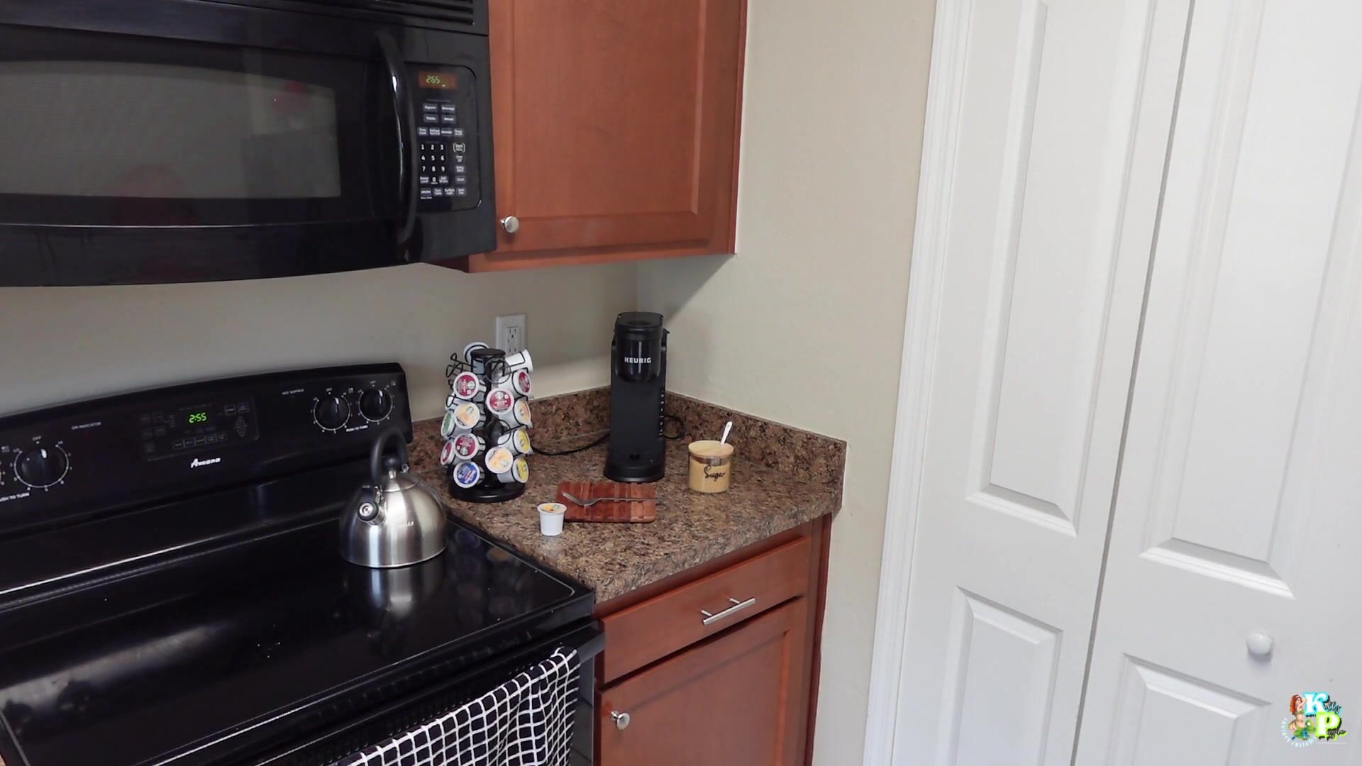Kelly Payne Sucks Her Milk Out