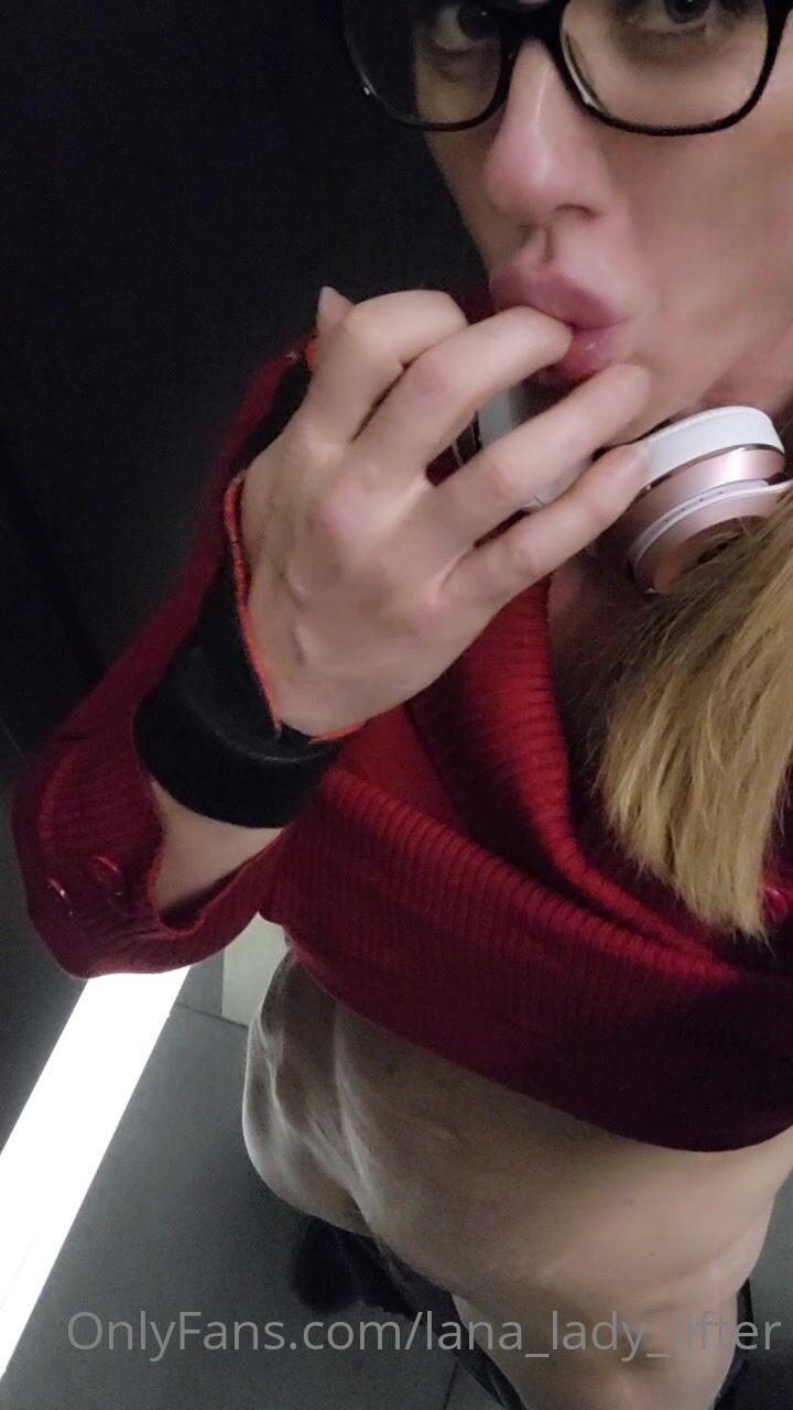 FBB Lana_Lady_Lifter stuck at the airport