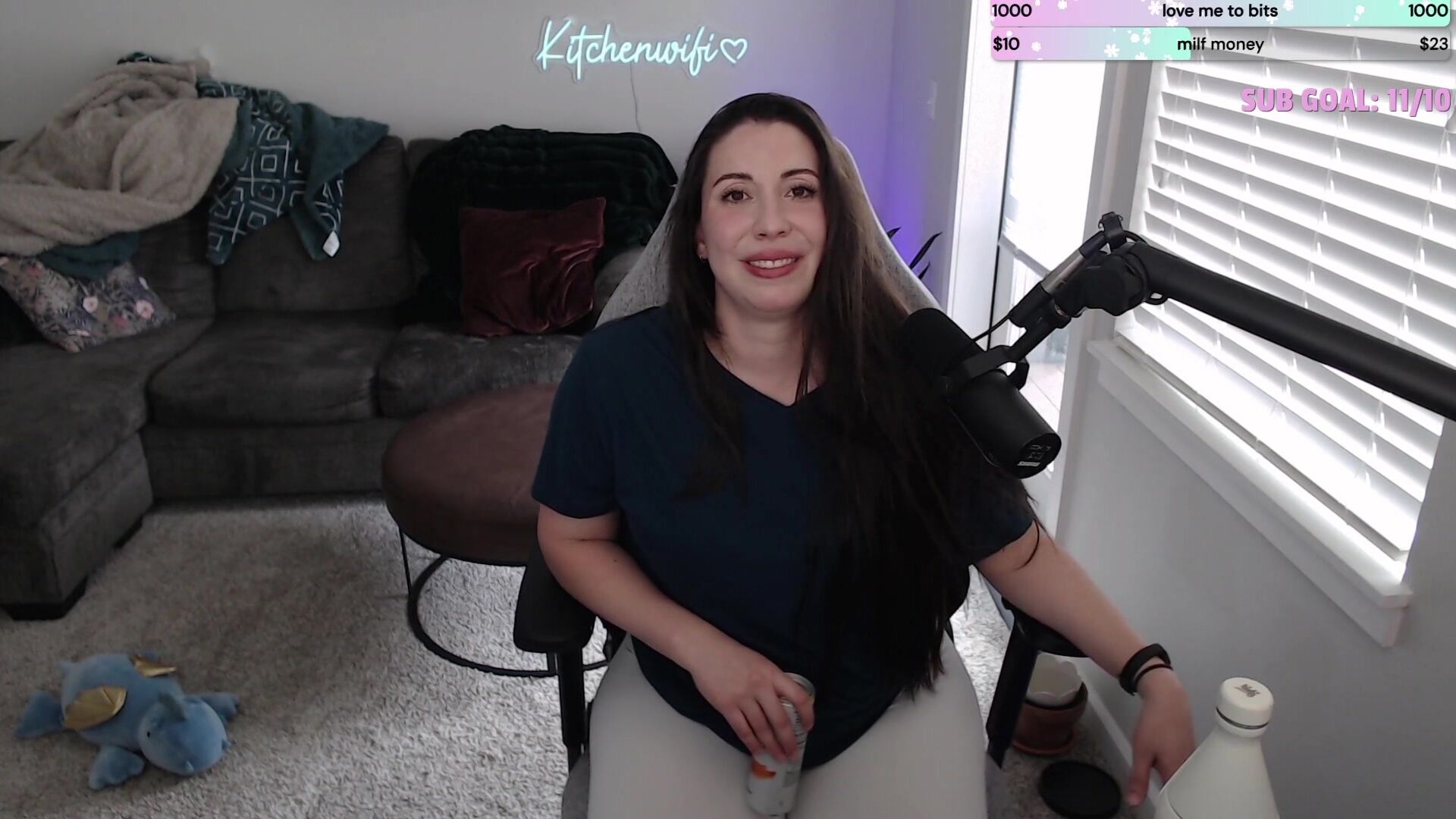 Kitchenwifi twerks at the start of the stream fat ass