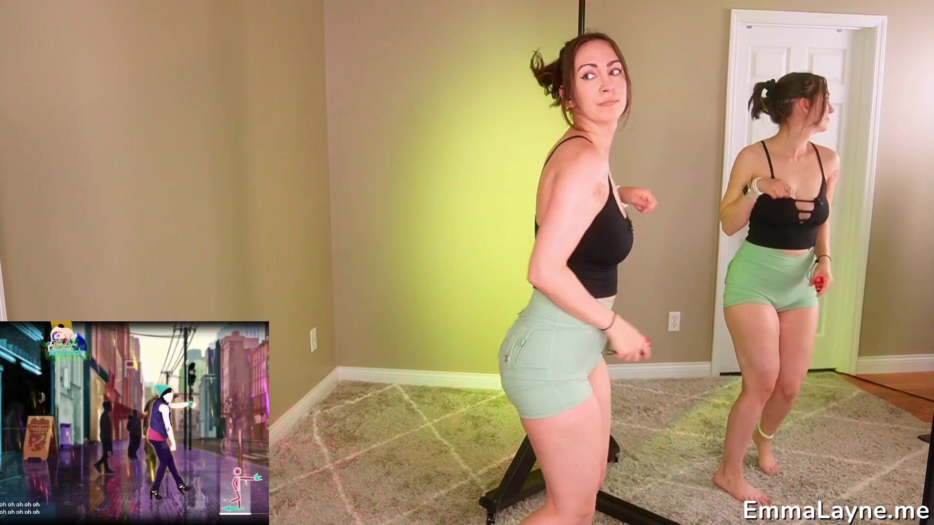 Emmalayne dancing around look at how that ass shakes