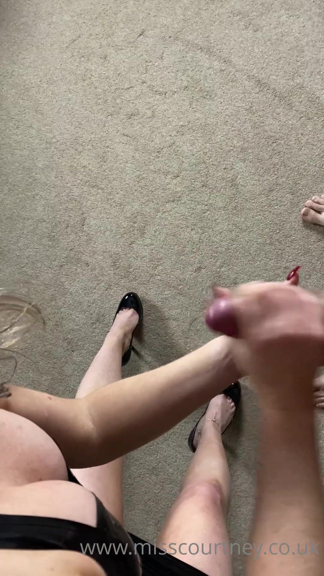 Miss Courtney - latex handjob