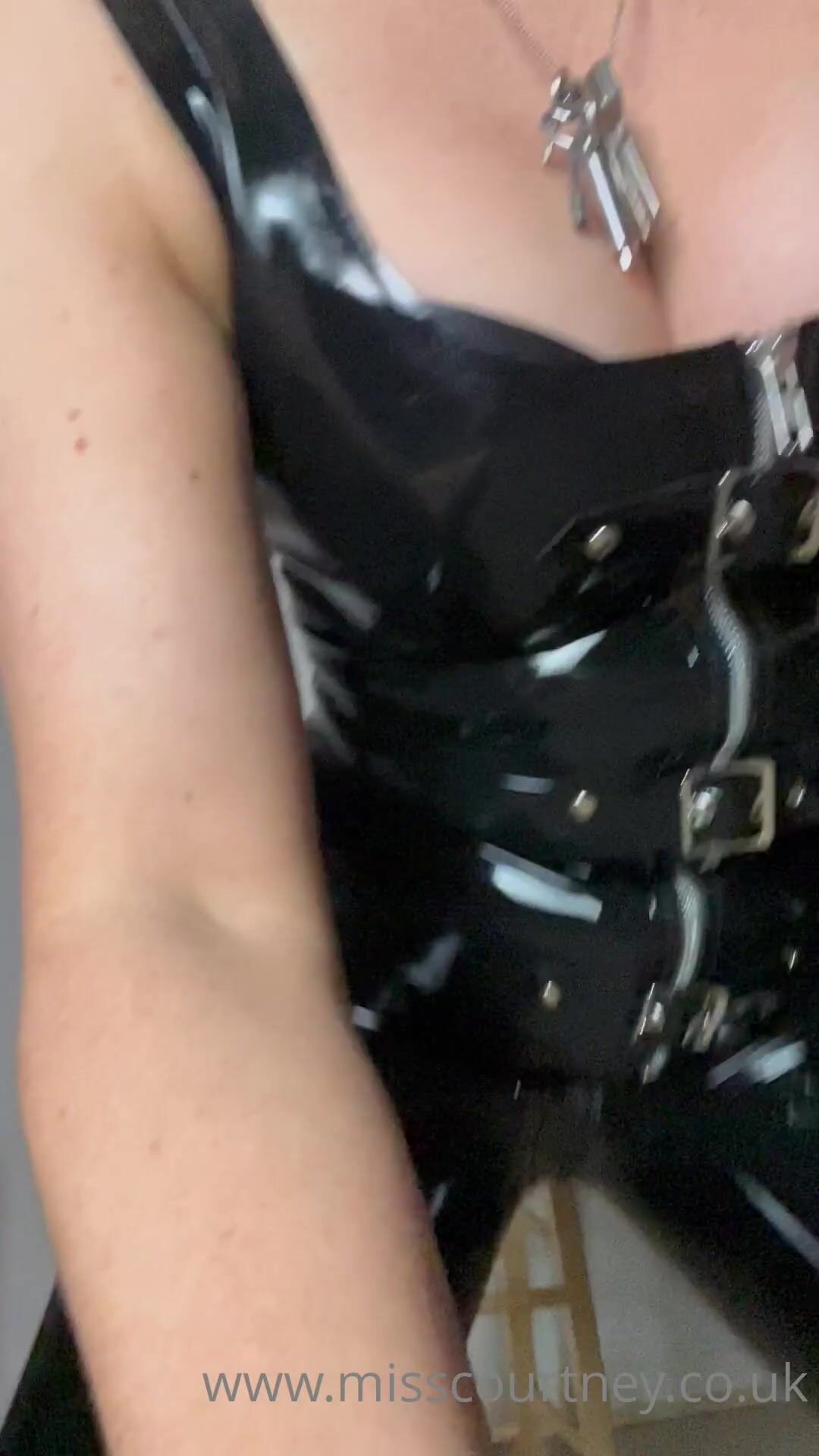 Miss Courtney - latex jerk off