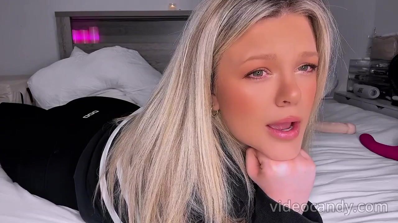 goldensins farting in black yoga pants