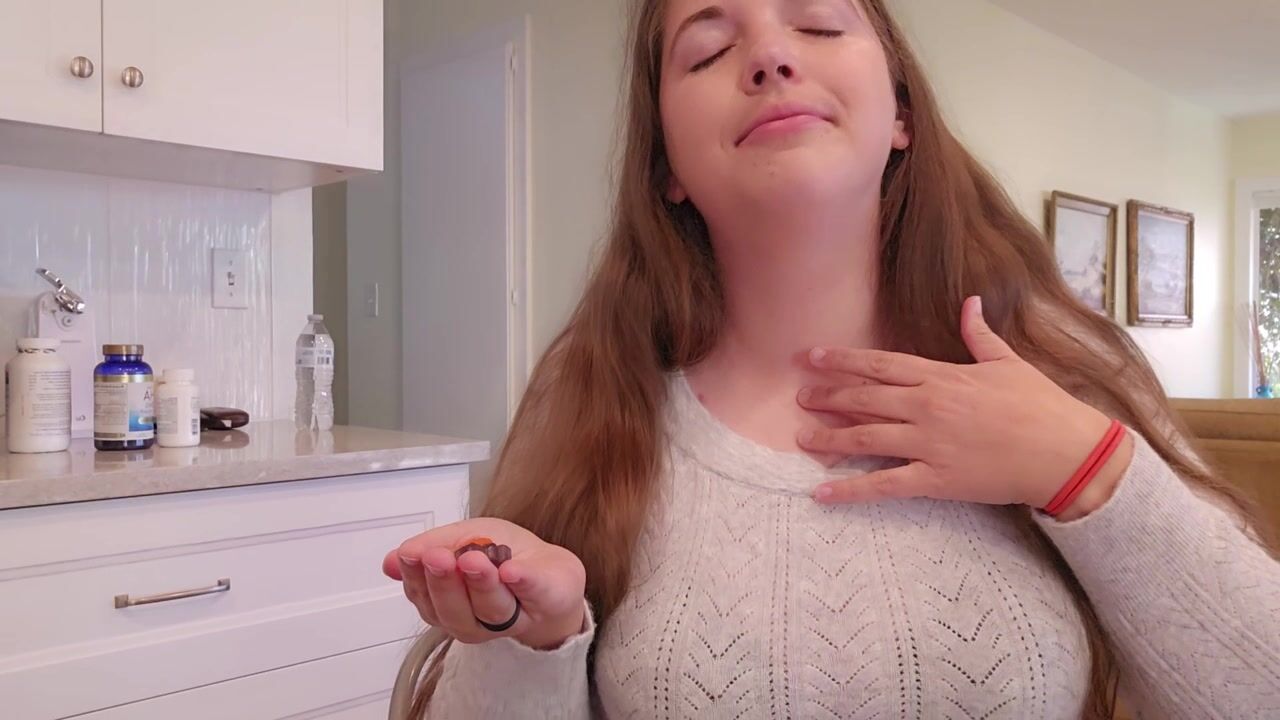 sitter vores everyone - LisaAsmr