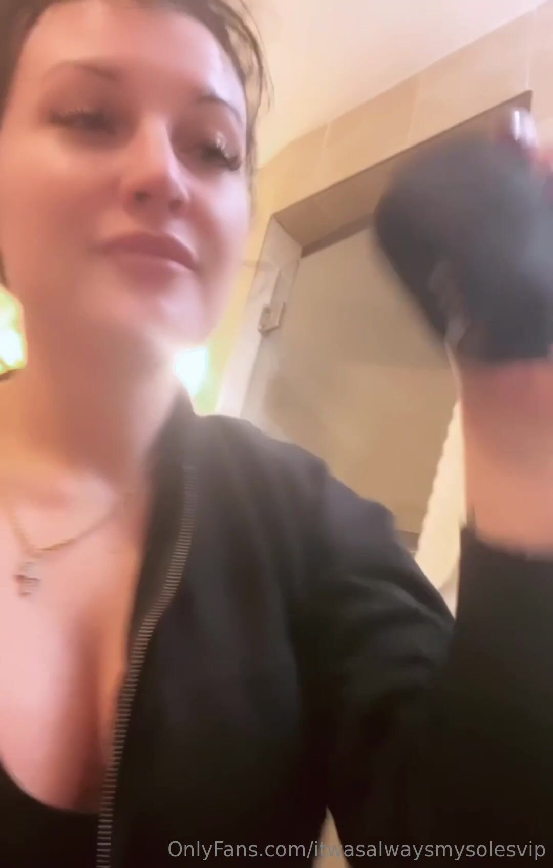 Milf worships her own stinky feet