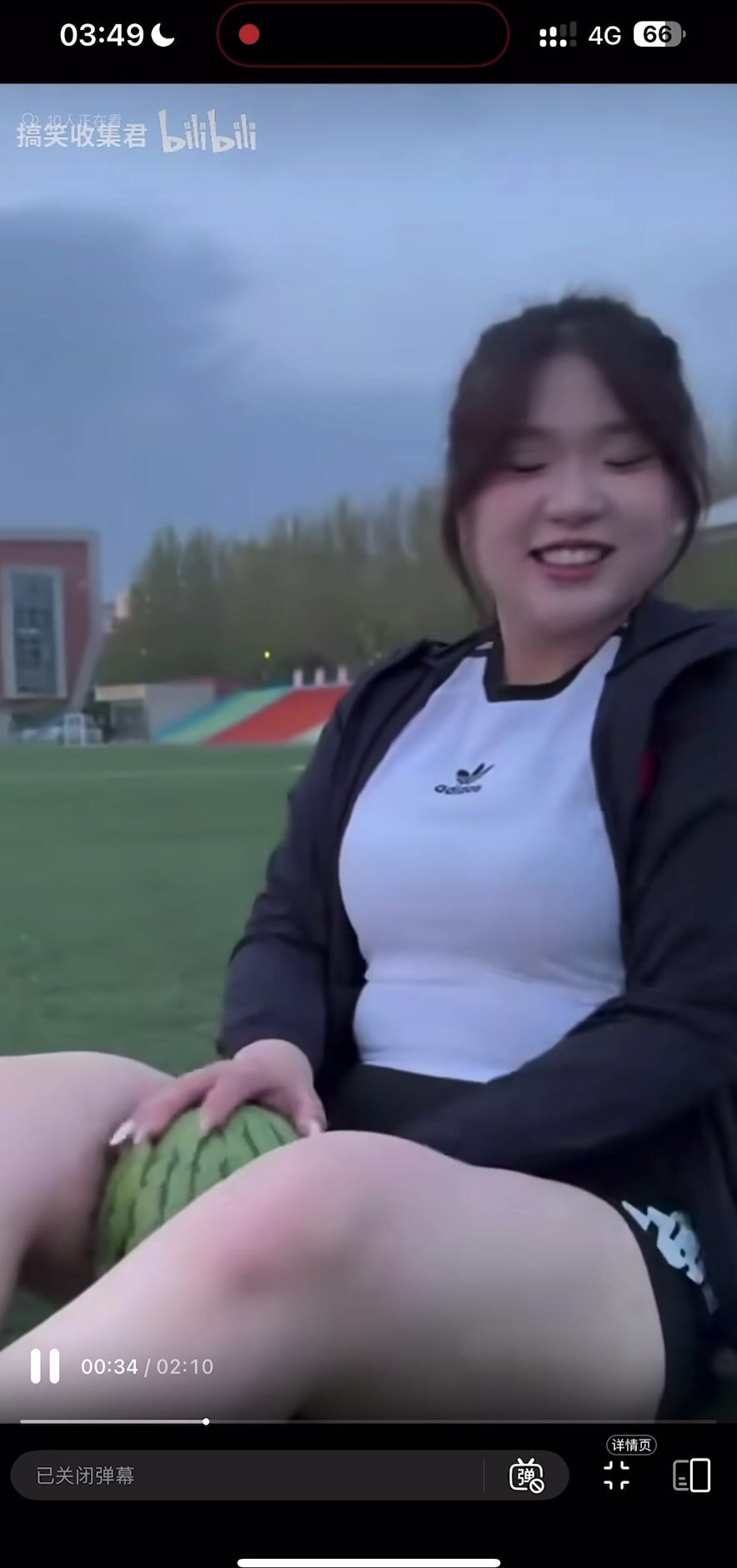 Headscissor crushing melon