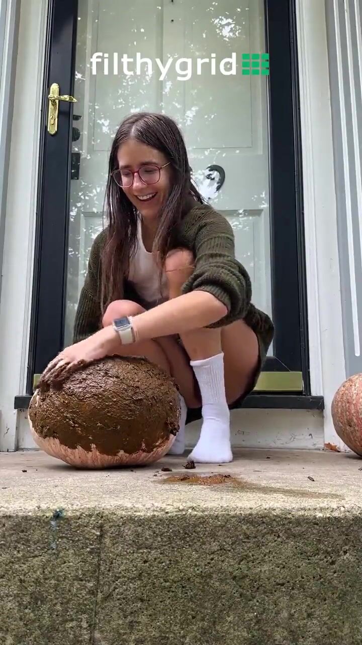 LillyVig - Painting her Pumpkin