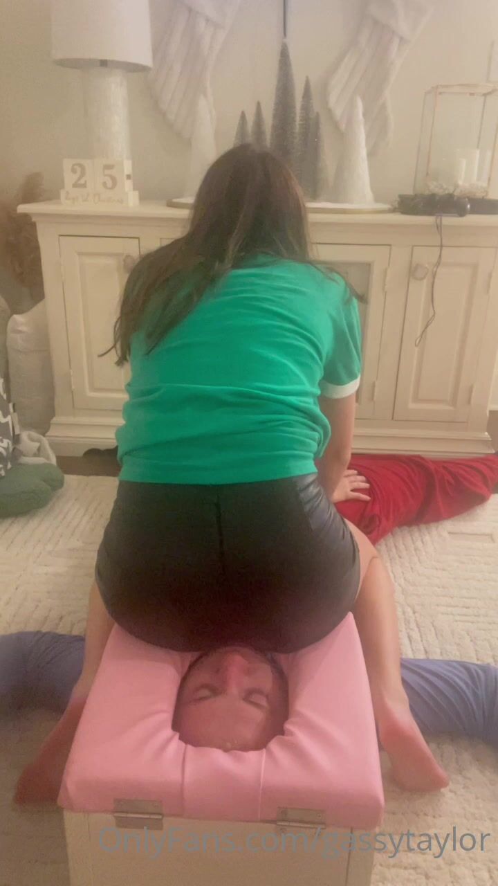 Sexy Girl Face Fart