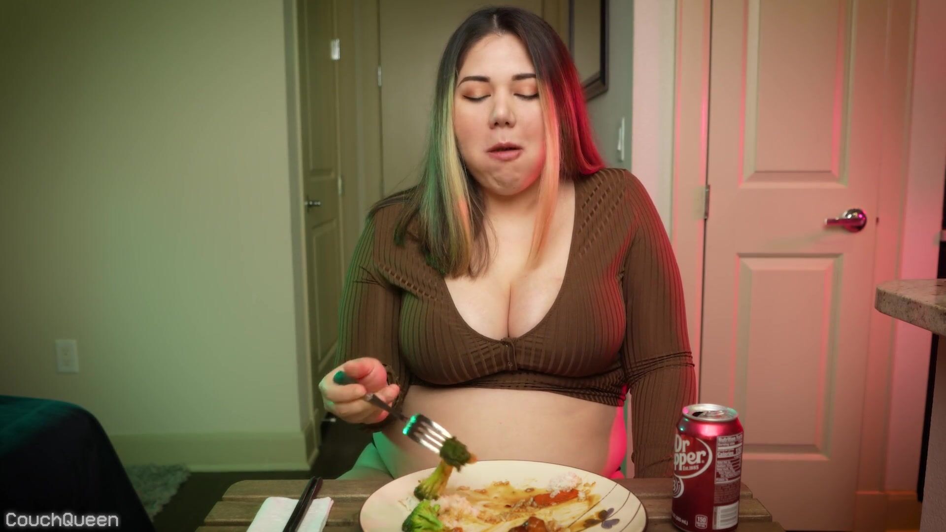 Couch Queen - fat dinner date