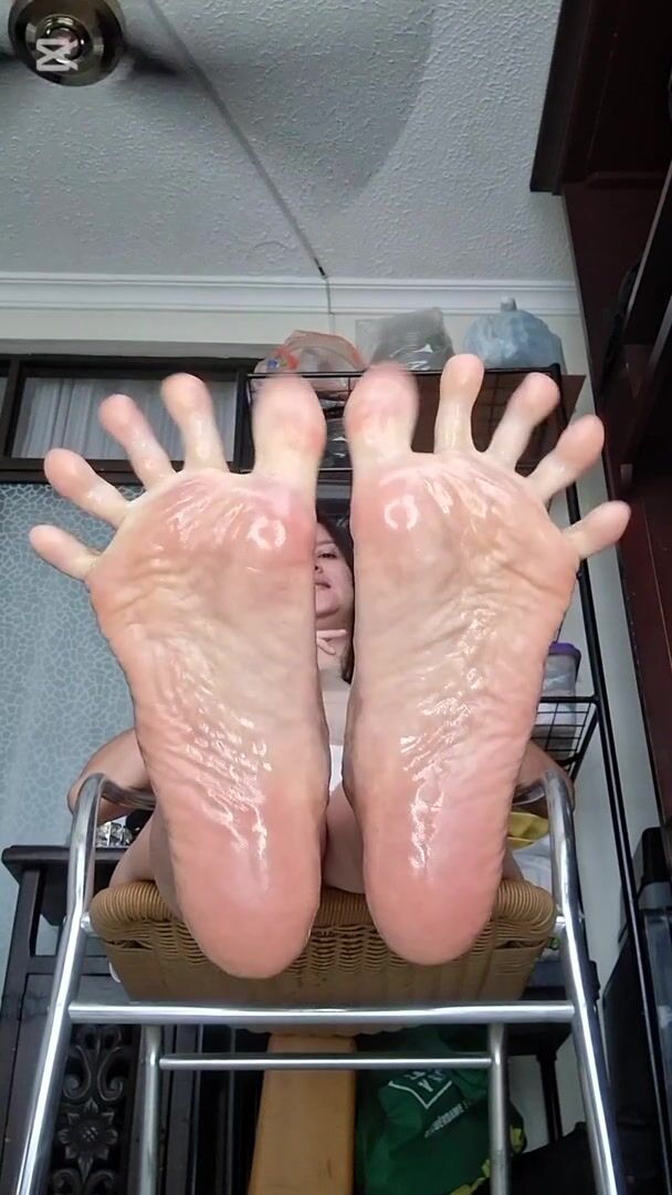 Violet - violetisback08 - toespread oilsoles