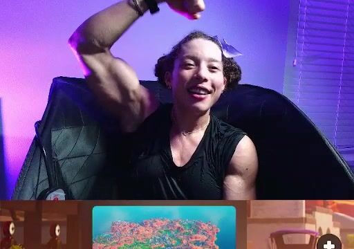 Carolyne Marquez Gaming Flexing