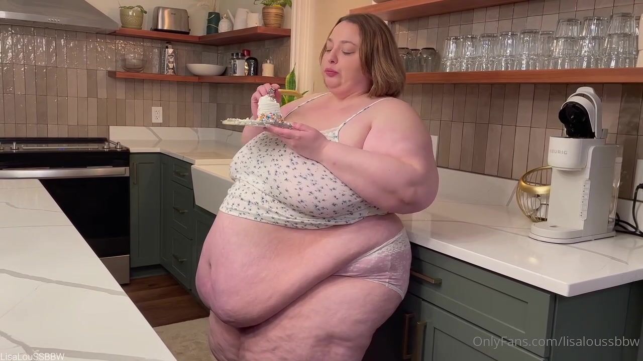 Lisalou ssbbw eat cake