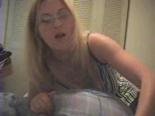 Housewife Kelly - Handjob to feet